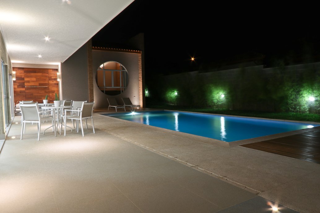 A área de lazer fica na frente da casa/tereno, buscando integrar os ambientes da piscina e da casa valorizando o convívio social.
