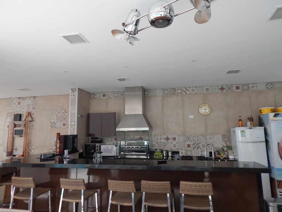 Churrasqueira e sala de jogos com Rio Retro Mix Bege e Concretissyma Matiz Nude.