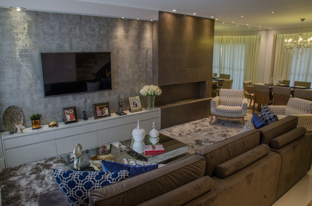 Sala de estar com lareira por Debora Rebelatto