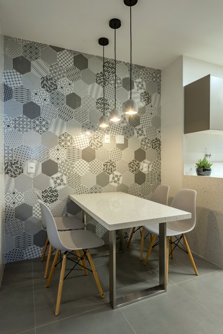 Cozinha que traduz o estilo contemporâneo e jovem dos clientes. Destaque para o revestimento