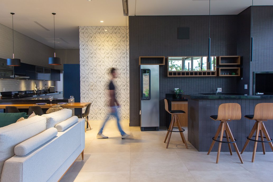 Cores sóbrias com diferentes texturas criam uma atmosfera acolhedora e sofisticada. 