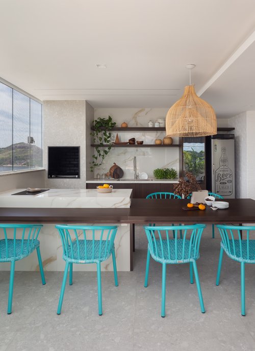 Cadeiras azul; cadeira colorida.