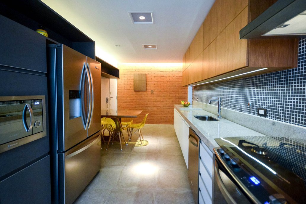 Para uma família que tinha o sonho da cozinha prática, funcional, porém linda! Não foi difícil estabelecer um layout otimizado e acabamentos de encher os olhos de encantamento, com a escolha de materiais atemporais e marcantes. Optamos por uma composição com o Tijolo Terracota Muro Tramonto, Concretissyma Matiz Grigio no piso, e detalhes na parede com o telado de pastilhas Blocks Black. O resultado foi um ambiente aconchegante, atemporal e livre de interferências.