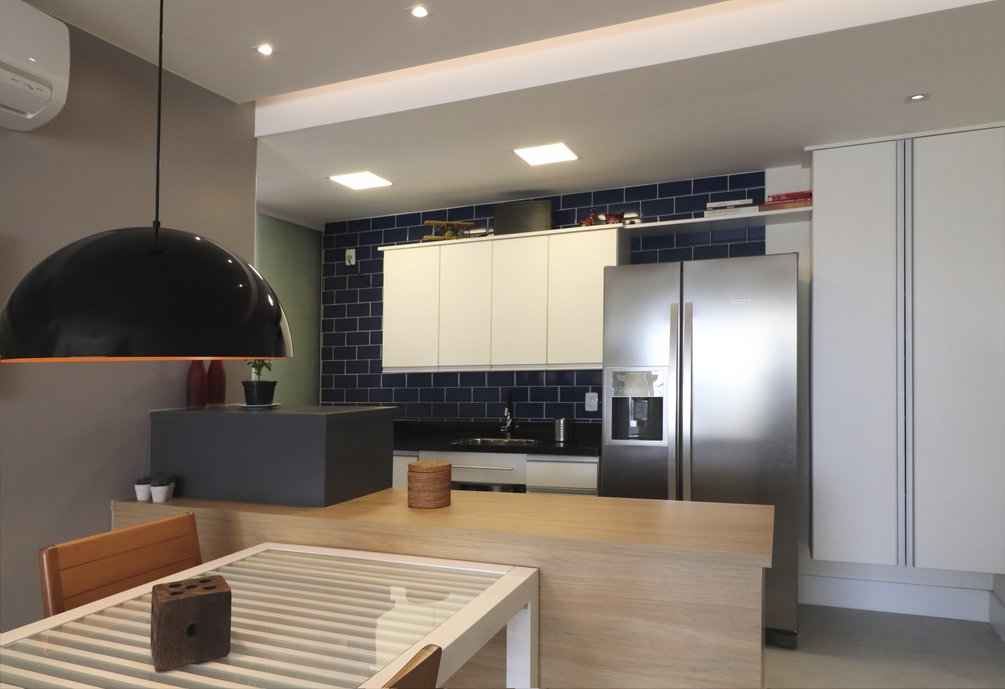 Conceito aberto com piso Concretissyma Match Off White 60x120 e Backsplash em Liverpool Indigo