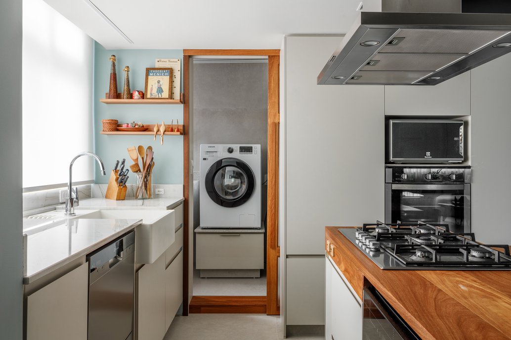 Continuidade dos espaços com aplicação do mesmo revestimento no piso e na parede.