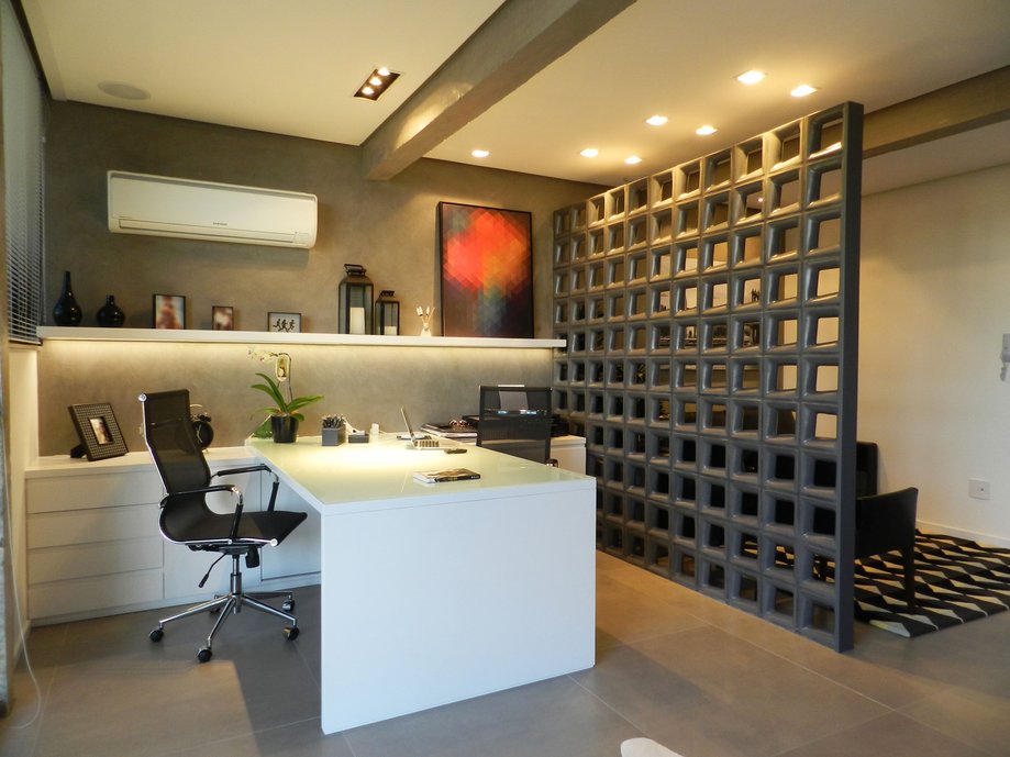 O painel de cobogós Planalto Graphite 21X21 MATT é o elemento organizador do escritório, divide os ambientes de trabalho e de estar mantendo permeabilidade visual e sensação de amplitude