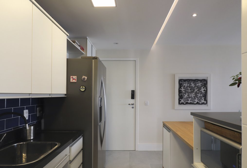 Conceito aberto com piso Concretissyma Match Off White 60x120 e Backsplash em Liverpool Indigo