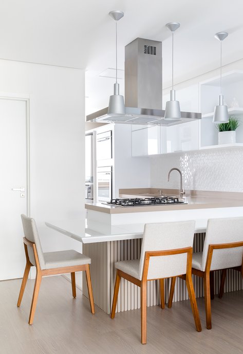 Apartamento em tons claros com toques de cor