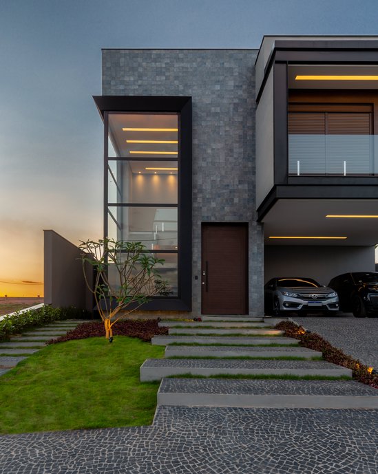 Projeto Inovador, estruturas metálicas se dispõem por todo o projeto, vencendo grandes e diferenciados vãos. Usamos diferentes tipos de materiais, mas o de destaque vem para finalizar, usando Barlavento Gris, trazendo um diferencial para a Fachada e Interno desse projeto. Projeto: Arq. Daniele Roverotto - Fotografo: @lamy.fotoarq