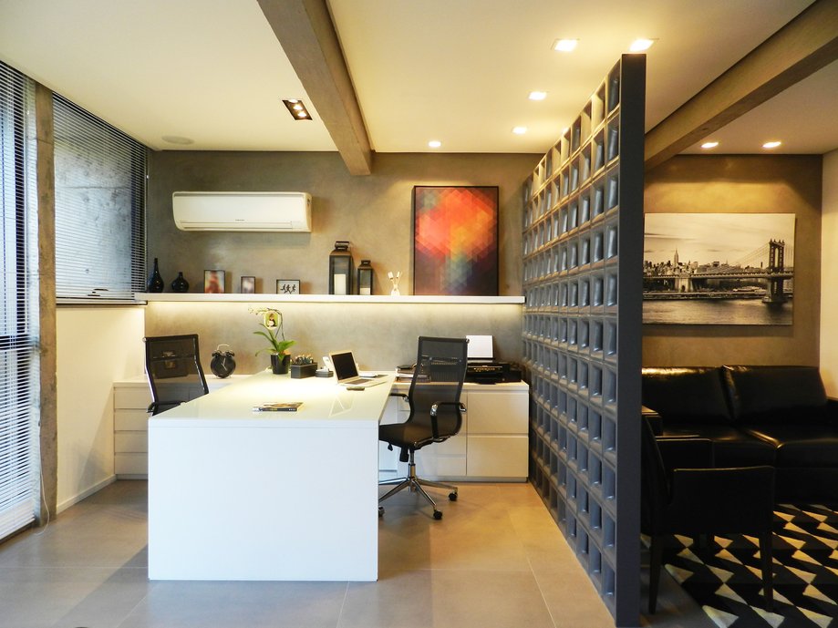 O painel de cobogós Planalto Graphite 21X21 MATT é o elemento organizador do escritório, divide os ambientes de trabalho e de estar mantendo permeabilidade visual e sensação de amplitude