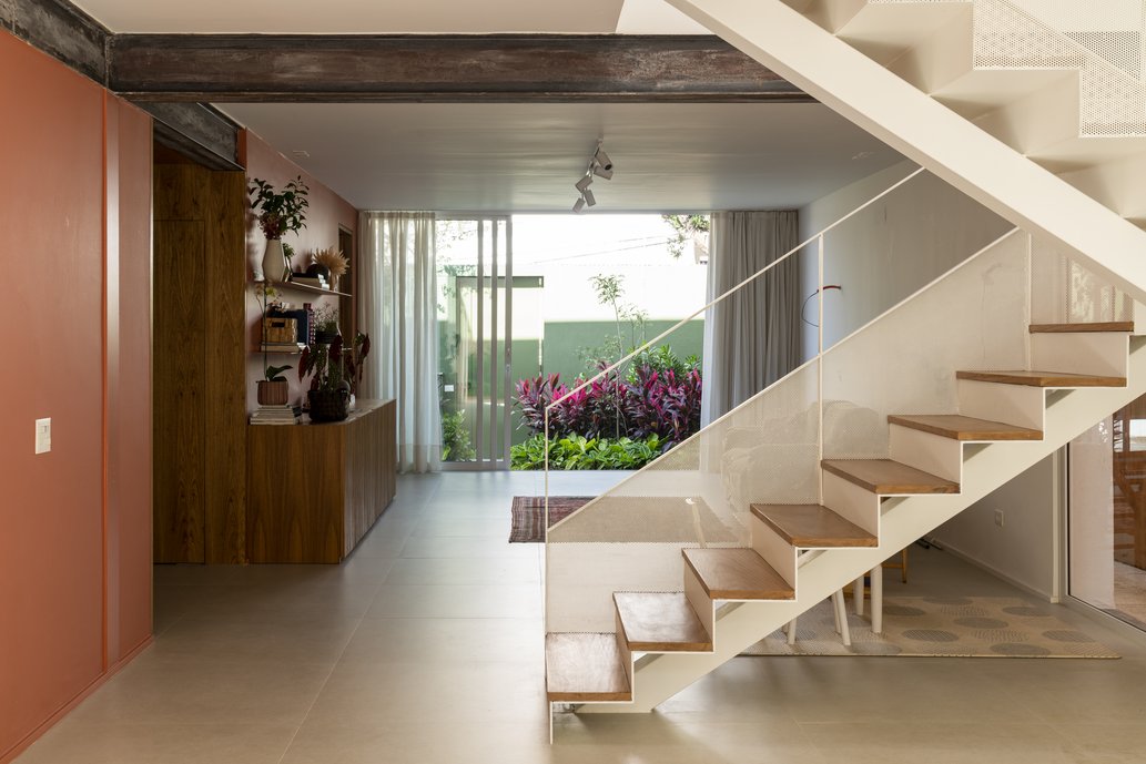 Sala com vista para o jardim frontal