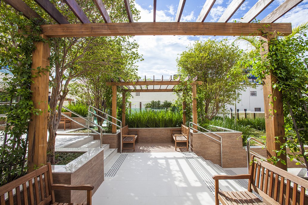 Welcome lounge condominial com revestimentos Mineral Nude ext 60x60 e Ecowood Canela