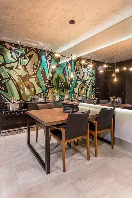 Apartamento jovem e descontraído em tons escuros