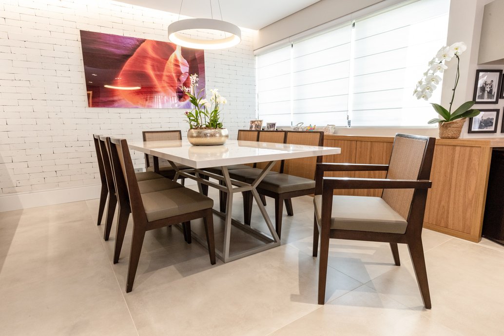 Sala de Jantar com mesa feita sob medida com Lastra Portobello
