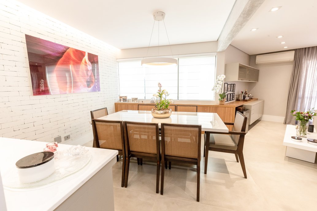 Sala de Jantar com mesa feita sob medida com Lastra Portobello