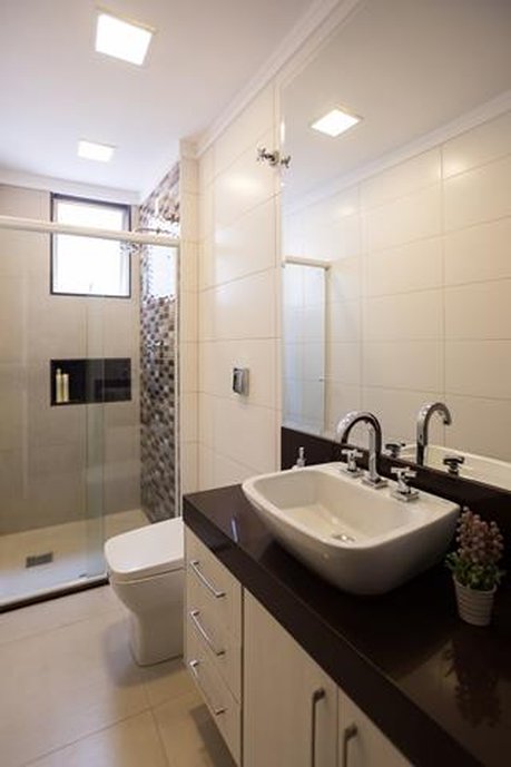 Banheiro com mosaico aresta e porcelanato Bauhaus