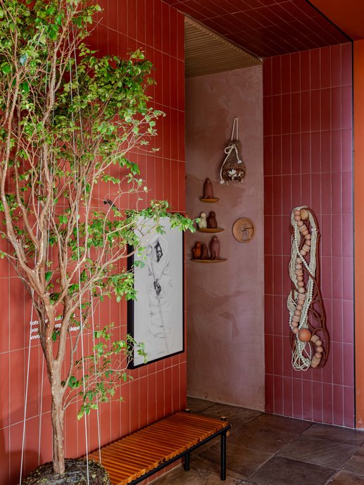 O hall de entrada apresenta uma imagem de Gilberto Gil vestido de ancestral, ao lado de uma árvore que simboliza nossas raízes familiares. 