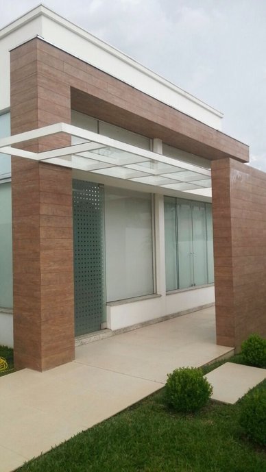 Fachada contemporânea - Volumes e formas contrastantes com destaque para revestimento cerâmica amadeirada ecowood 