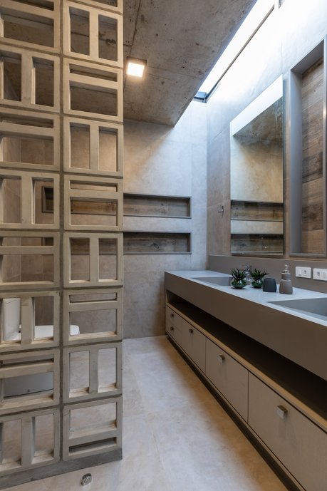Banheiro Casal executado no Silos Touch Concept 90x 90 e Sequoia Mix 120x20. Detalhe Cobogó em Concreto