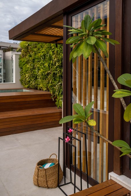 Essa Cobertura com 550m2, é localizada no bairro do Jardim Botânico, no Rio de Janeiro, e tem o privilégio de ter o Cristo Redentor e toda uma cadeia de montanhas verdes ao redor. 