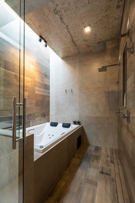 Banheiro Casal executado no Silos Touch Concept 90x90 e Sequoia Mix 120x20. Detalhe Cobogó em Concreto