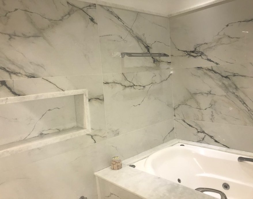 box com banheira e nicho com acabamento em marmi branco