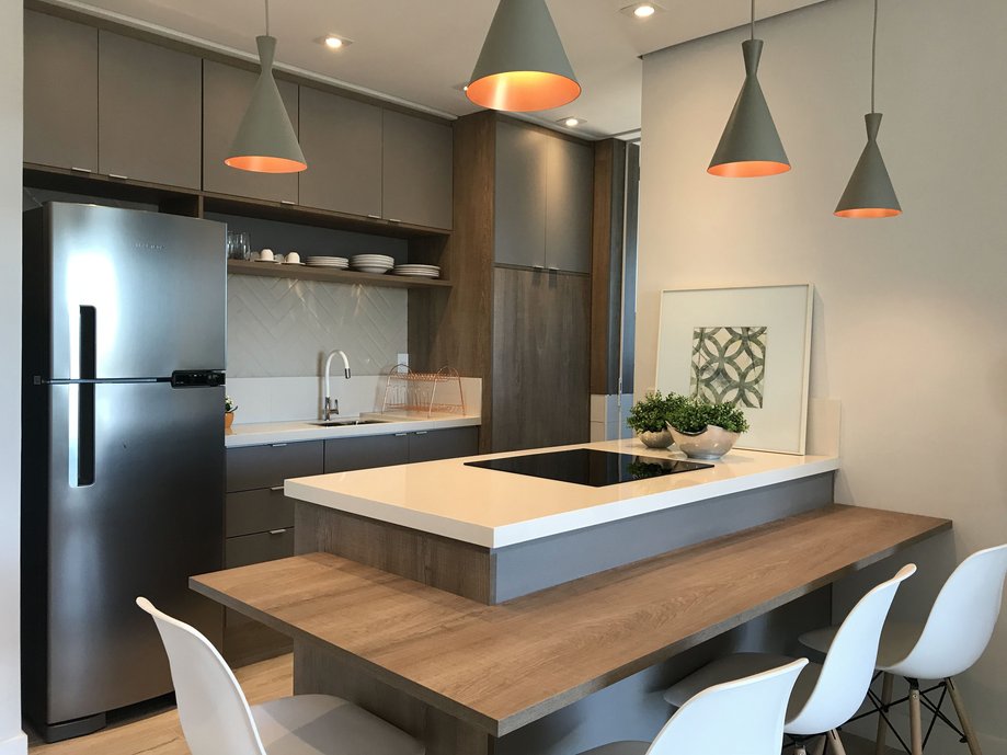 Cozinha integrada com bancada de jantar