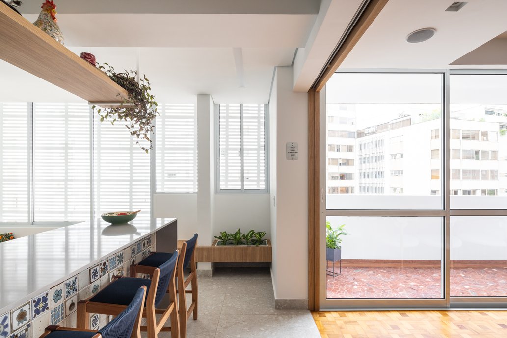 Integração da cozinha, sala de jantar e varanda.