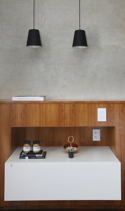 Detalhe criado-mudo e pendentes