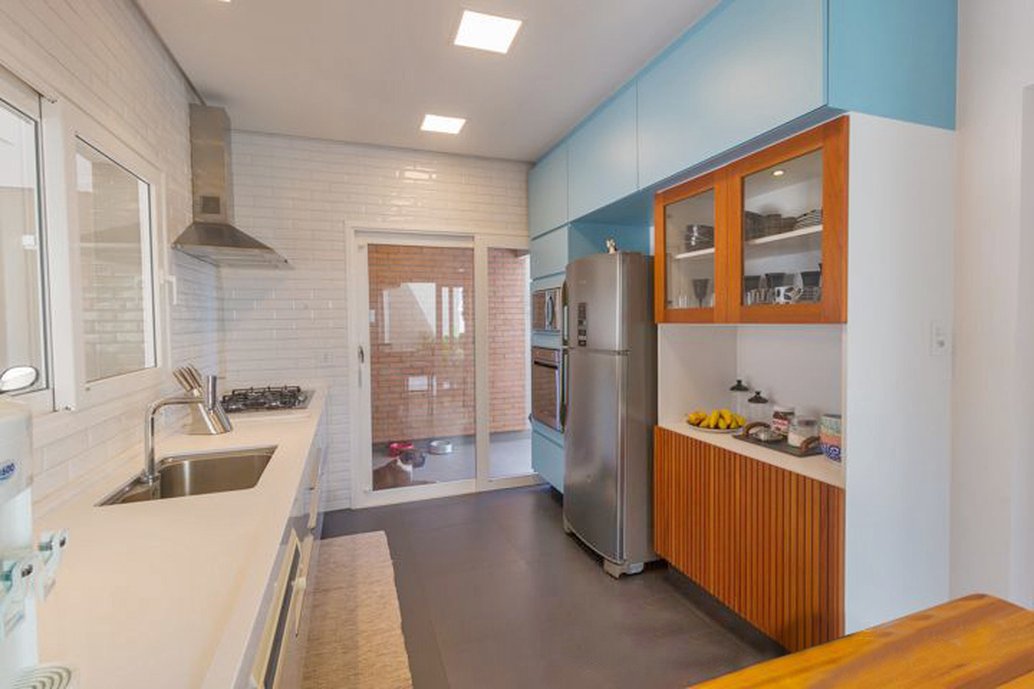 Foto: Guilherme Gomes. Cozinha com piso Mineral Black e revestimento de paredes Liverpool White em amarração.