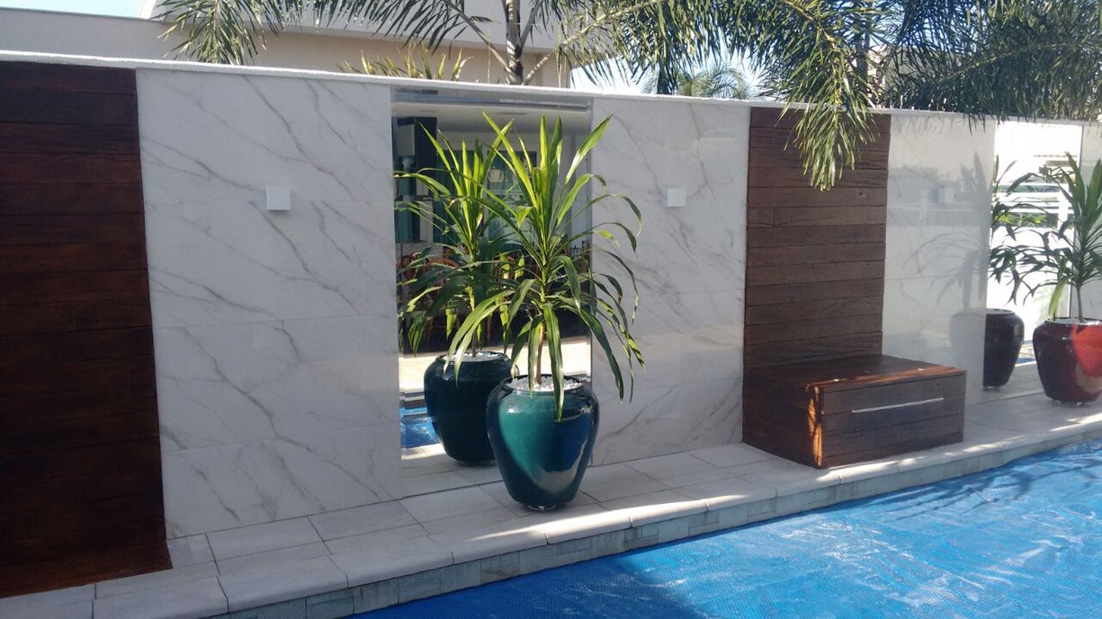Área de Lazer projetada pelo arquiteto Ricardo Cazon, com porcelanato Golden Calacata 60x120 polido e espelho para dar amplitude ao espaço. 