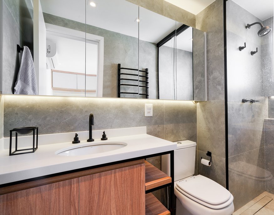 Banheiro moderno em cinza e amadeirado. 
