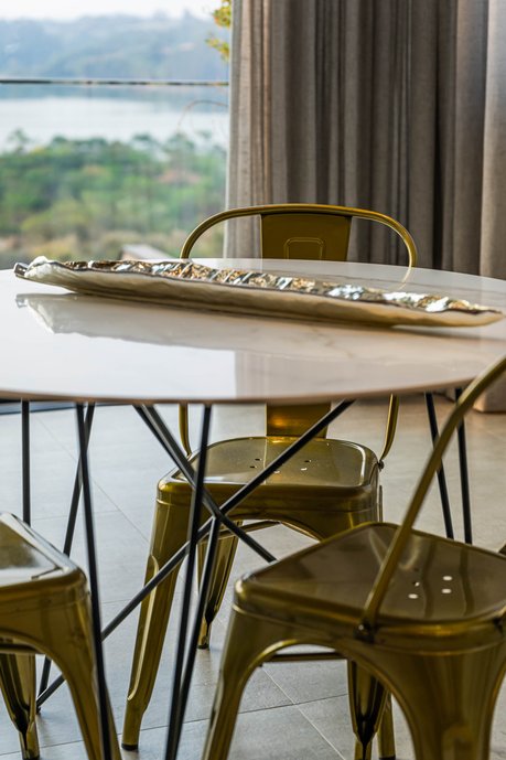 Mesa personalizada com tampo de porcelanato Oro Bianco