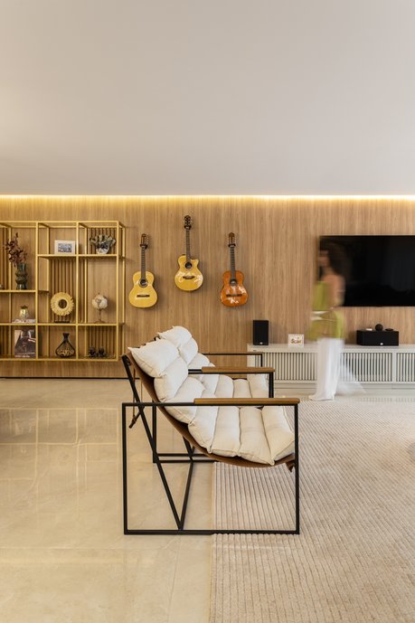 Sala de música; instrumentos musicais na decoração.