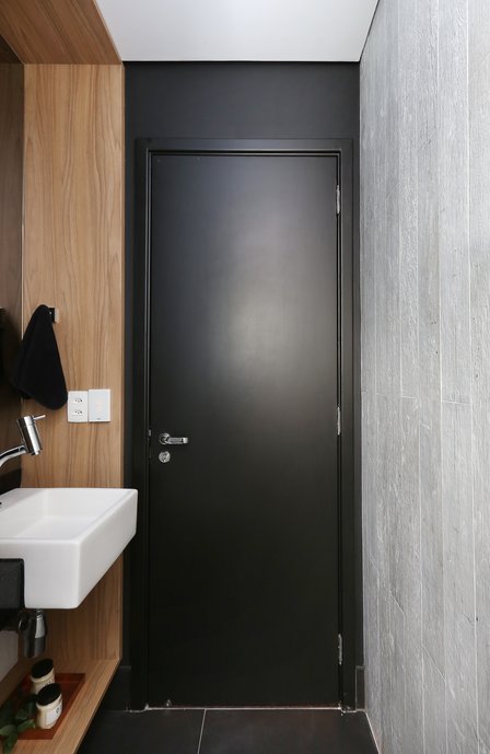 Detalhe porta preta Lavabo