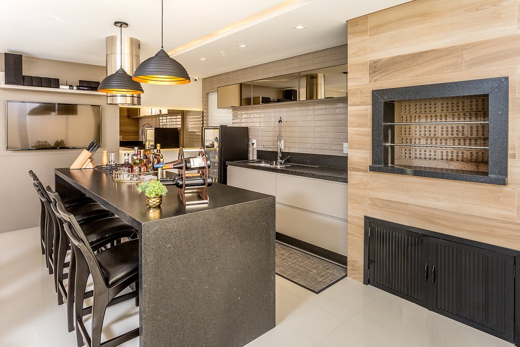 Apartamento de um casal em tons quentes e amadeirados.