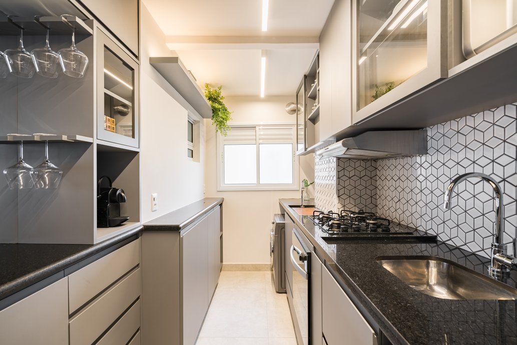Apesar de ser uma cozinha compacta, temos um ambiente completo e funcional. Optamos pelo revestimento Berliner Sand no piso e o Cubica na parede, ambos Portobello, garantindo um ambiente moderno e aconchegante para o cliente que adora cozinhar!