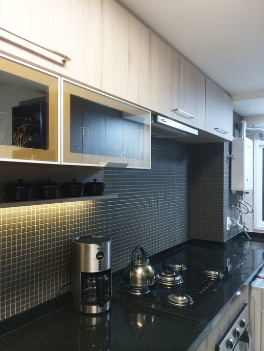 Nesta cozinha, as cores neutras dos móveis dão destaque para o revestimento.