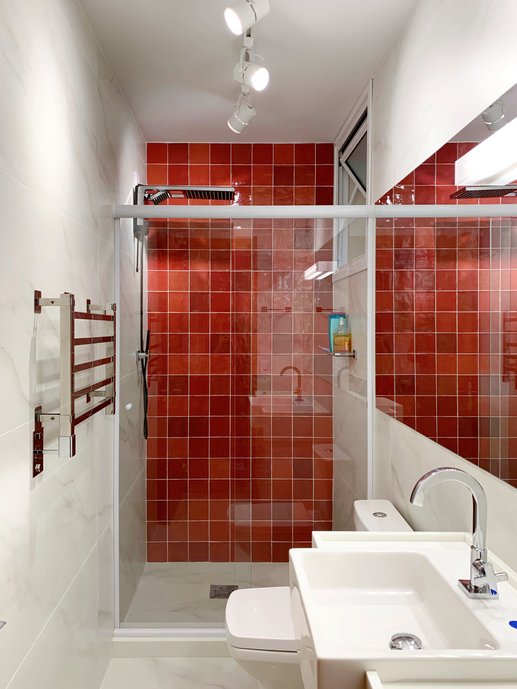 Banheiro antigo totalmente reformado, com detalhe vibrante em uma parede, para um banho revigorante e confortável em todo os detalhes. Banheiro pequeno também pode ficar lindo! 