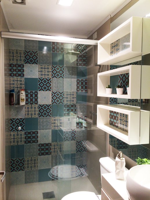 Banheiro de apartamento onde foi utilizado o azulejo Vila Madá no mix turquesa.