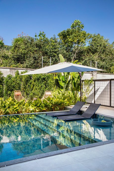 Espreguiçadeira na piscina