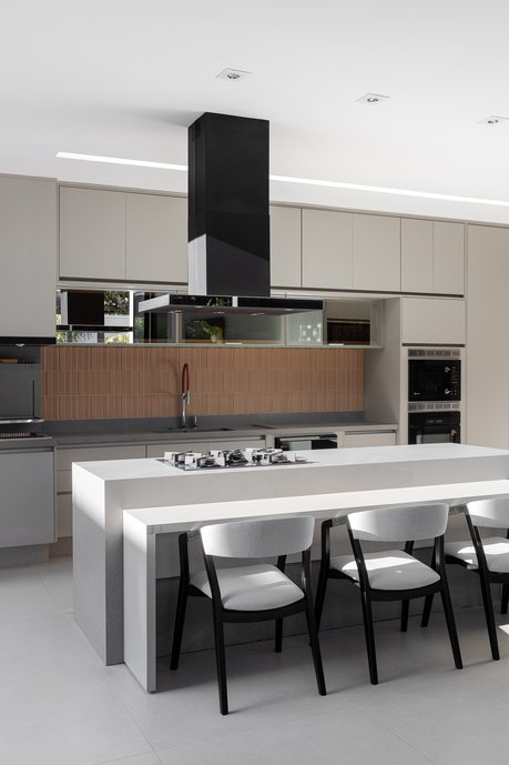 Na cozinha, bancada e ilha também foram executadas em porcelanato PortoBello Shop.
