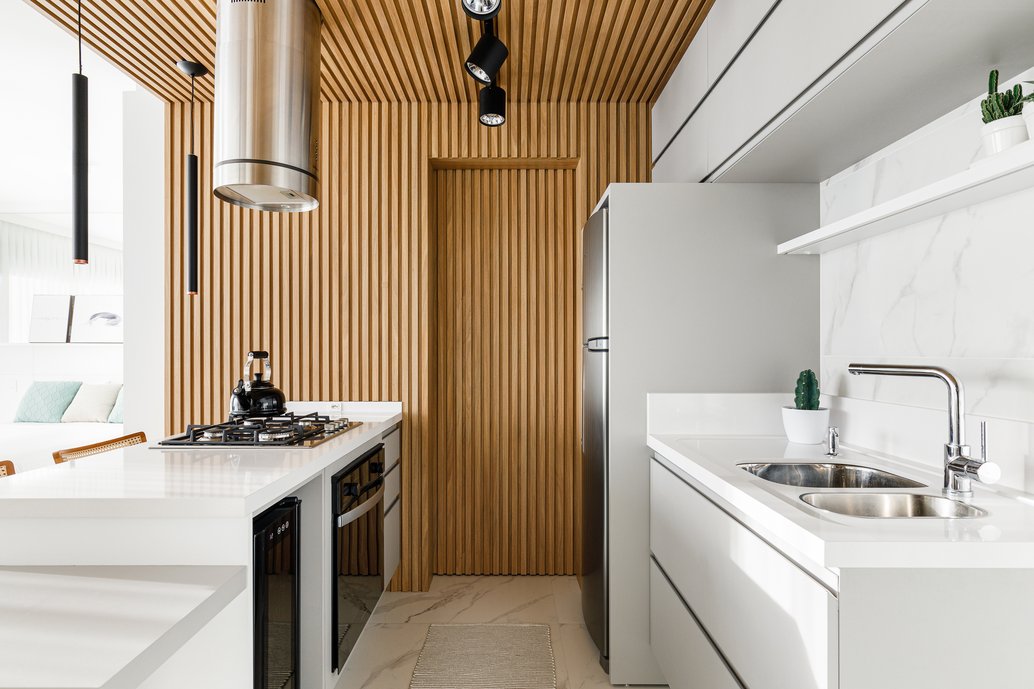Apartamento tipo studio jovem e moderno, com toques praianos.