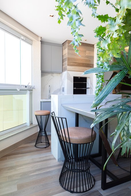 Espaço gourmet com tons naturais