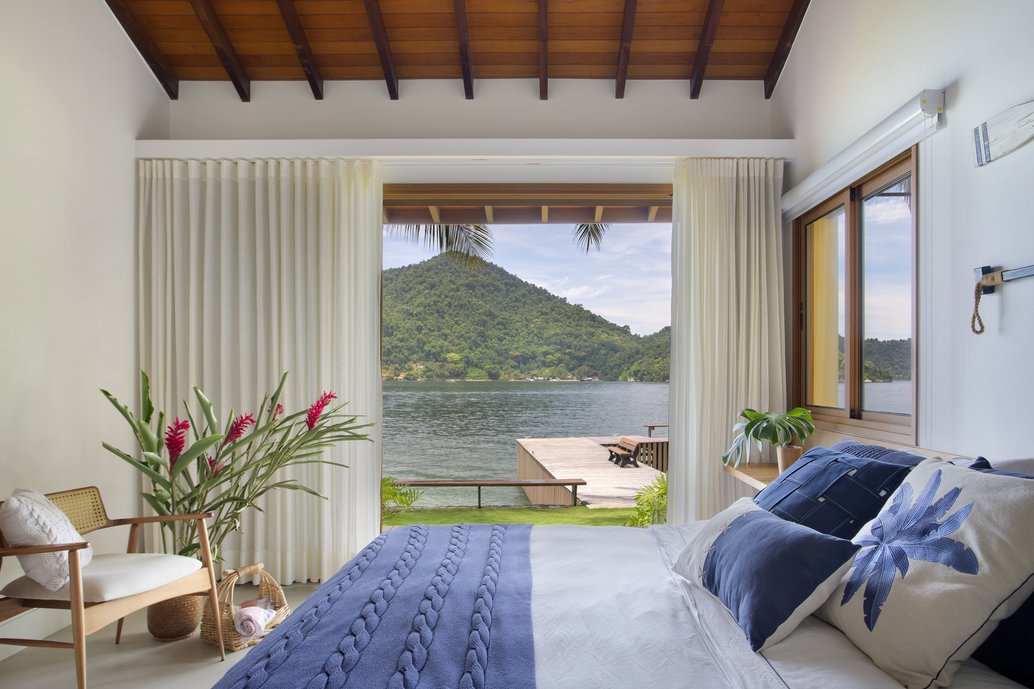 Quarto com vista para natureza.