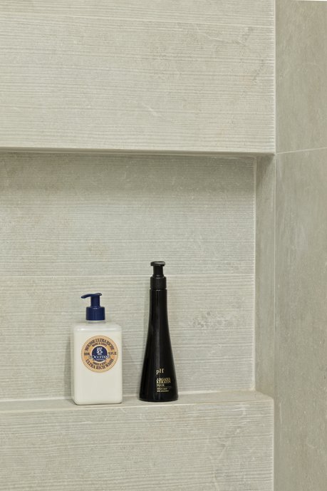 Nicho para shampoo com composição de 2 porcelanatos de mesmo modelo.