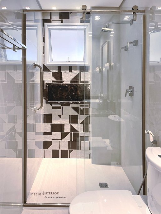 Nesse projeto, Rei2, foi utilizado o revestimento Scuba Brown Bread Mix, dessa forma, o ambiente ganhou um ar moderno e divertido, graças aos seus padrões geométricos que chamam a atenção pelo design.