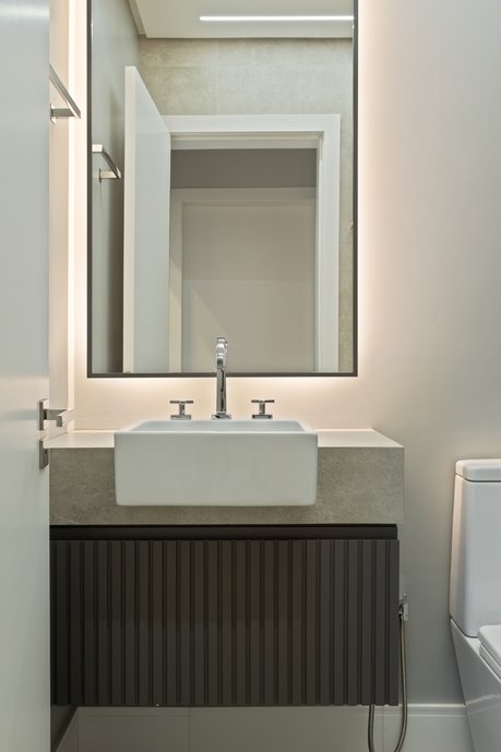 Bancada em porcelanato, o mesmo da parede do box.