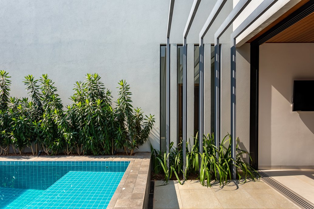 Deste ponto de vista percebe-se como a borda elevada da piscina assume a função de banco.