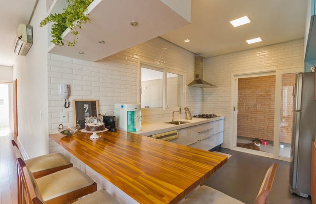 Foto: Guilherme Gomes. Cozinha com piso Mineral Black e revestimento de paredes Liverpool White em amarração.